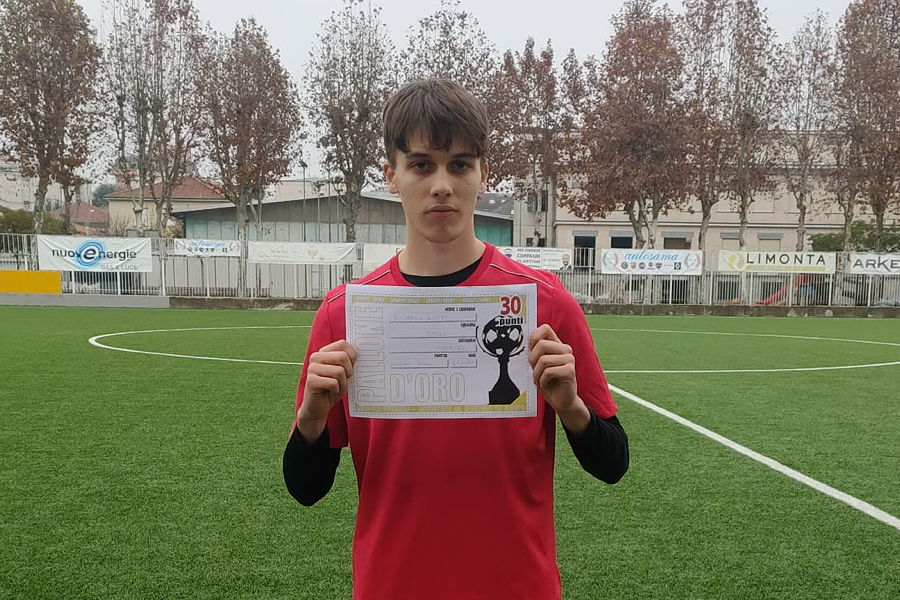Francesco Ghitti mostra il coupon del pallone d'oro