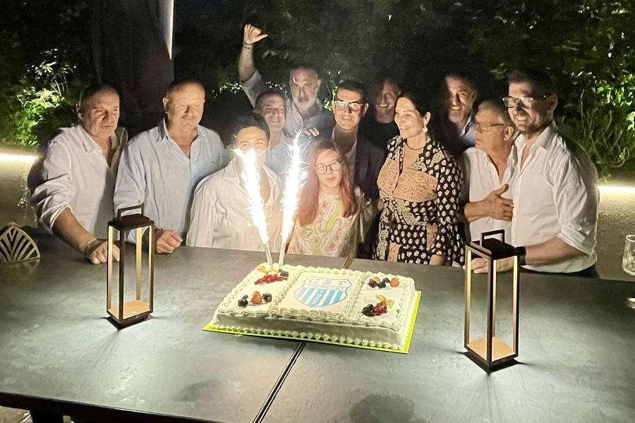 Il Consiglio Direttivo al taglio della torta a conclusione della serata