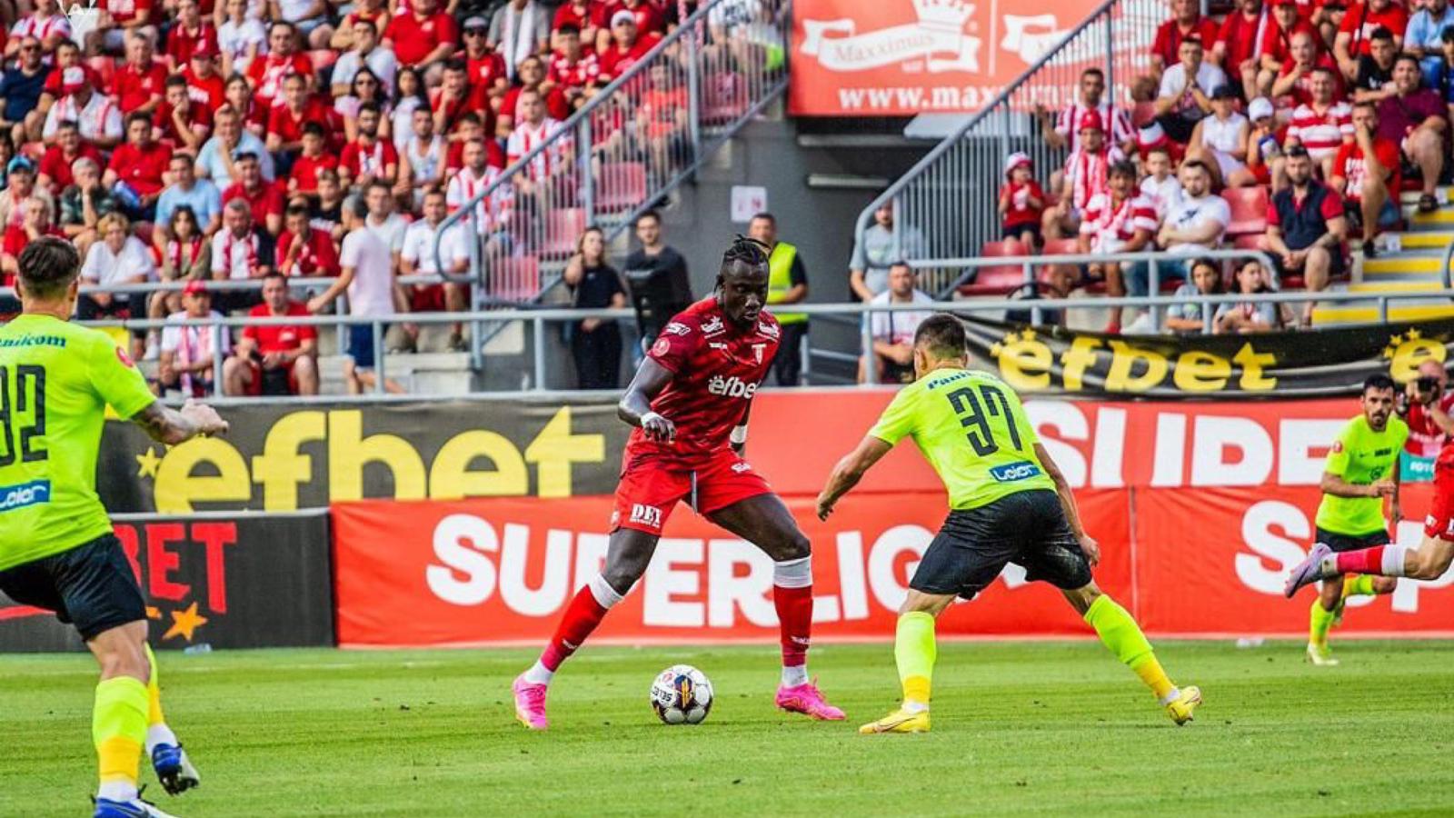 Goodberg enquanto jogava com uma camisa do UTA Arad