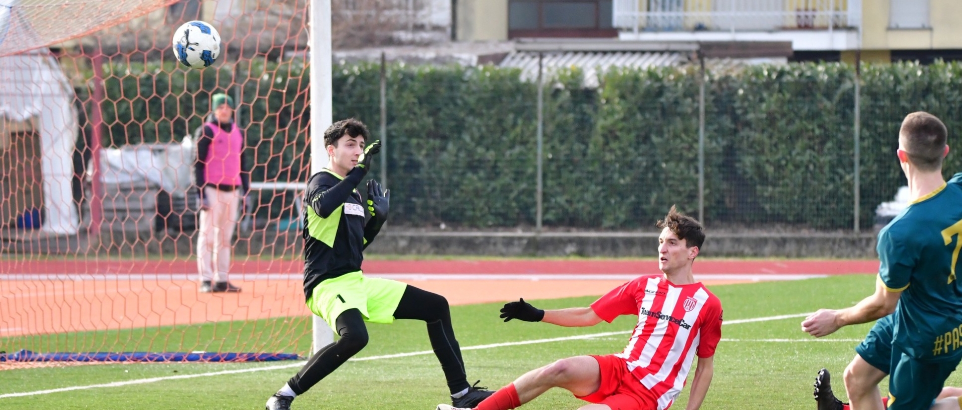 Il miracoloso salvataggio quasi sulla linea di Frigerio che nega il gol a Todeschini