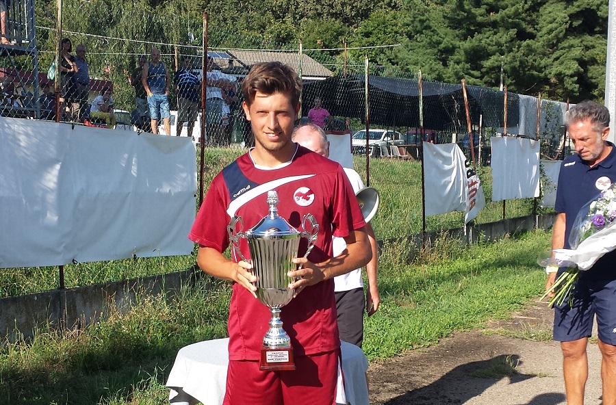 Christian Marteddu con il trofeo vinto dall'Alicese